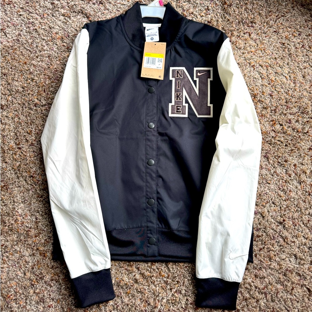 NWT: Women’s Nike Move to Zero windbreaker jacket.